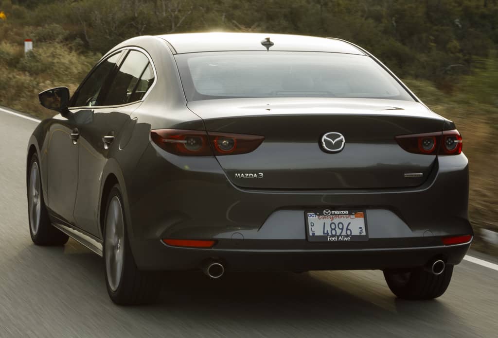 Vista trasera del Mazda 3 con diseño KODO, mostrando ópticas y formas.