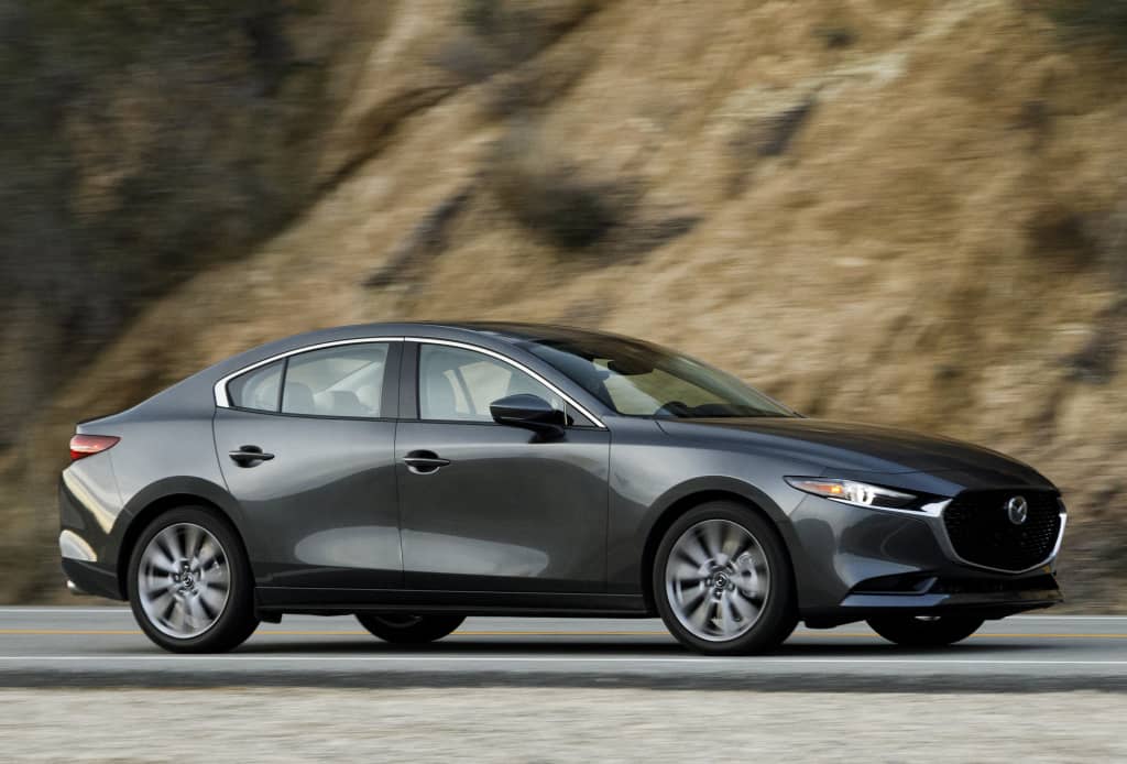 El Mazda 3 SportSedán en movimiento, resaltando su dinamismo.