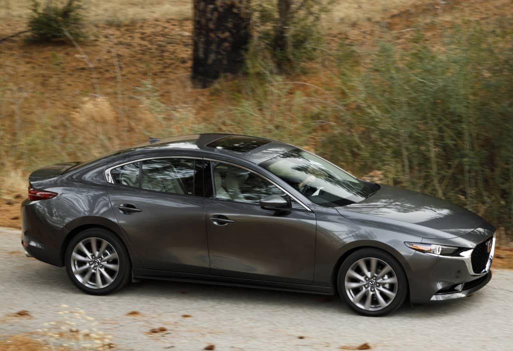 Vista lateral del Mazda 3 mostrando la línea del techo.