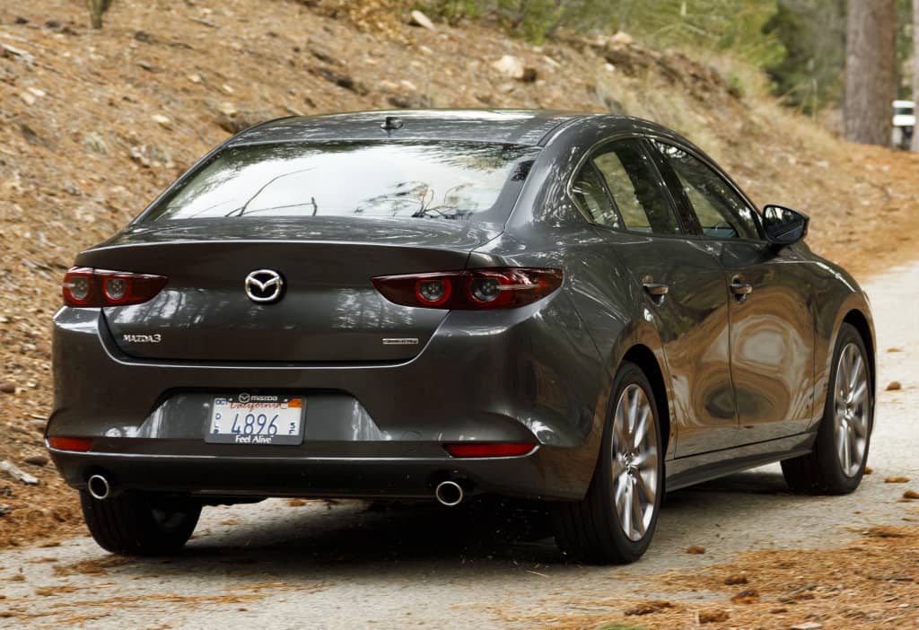 Elegante proporción y diseño trasero del Mazda 3 SportSedán.