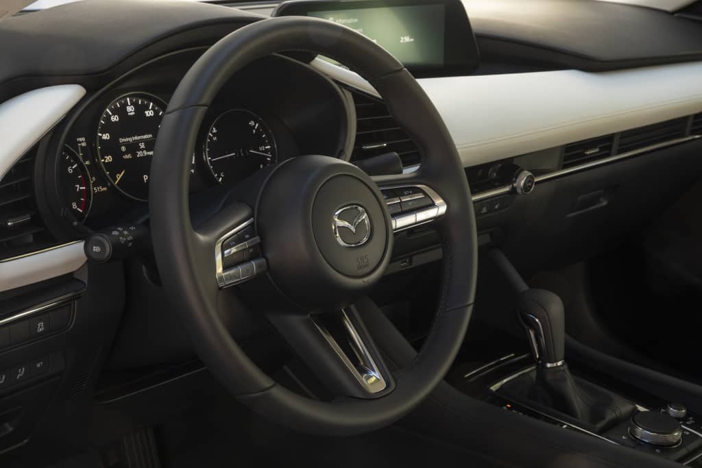 Diseño sofisticado del volante y dashboard en el Mazda 3 SportSedán.