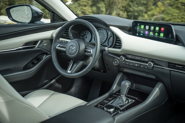 Cabina del Mazda 3 con un diseño moderno y materiales de calidad Cabina del Mazda 3 con un diseño moderno y materiales de calidad