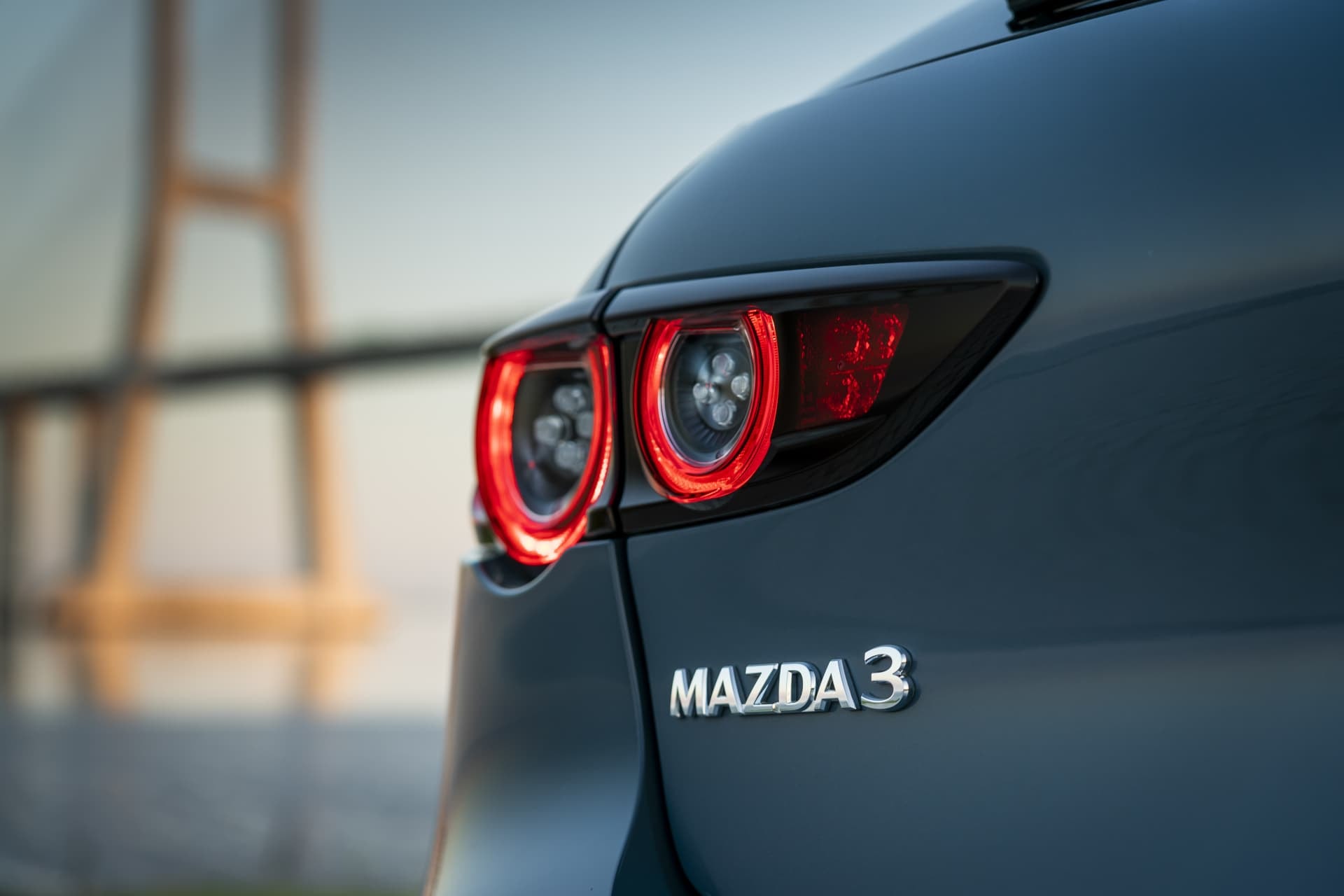 Detalle de los pilotos traseros del Mazda 3, con su característico diseño en forma de ala.