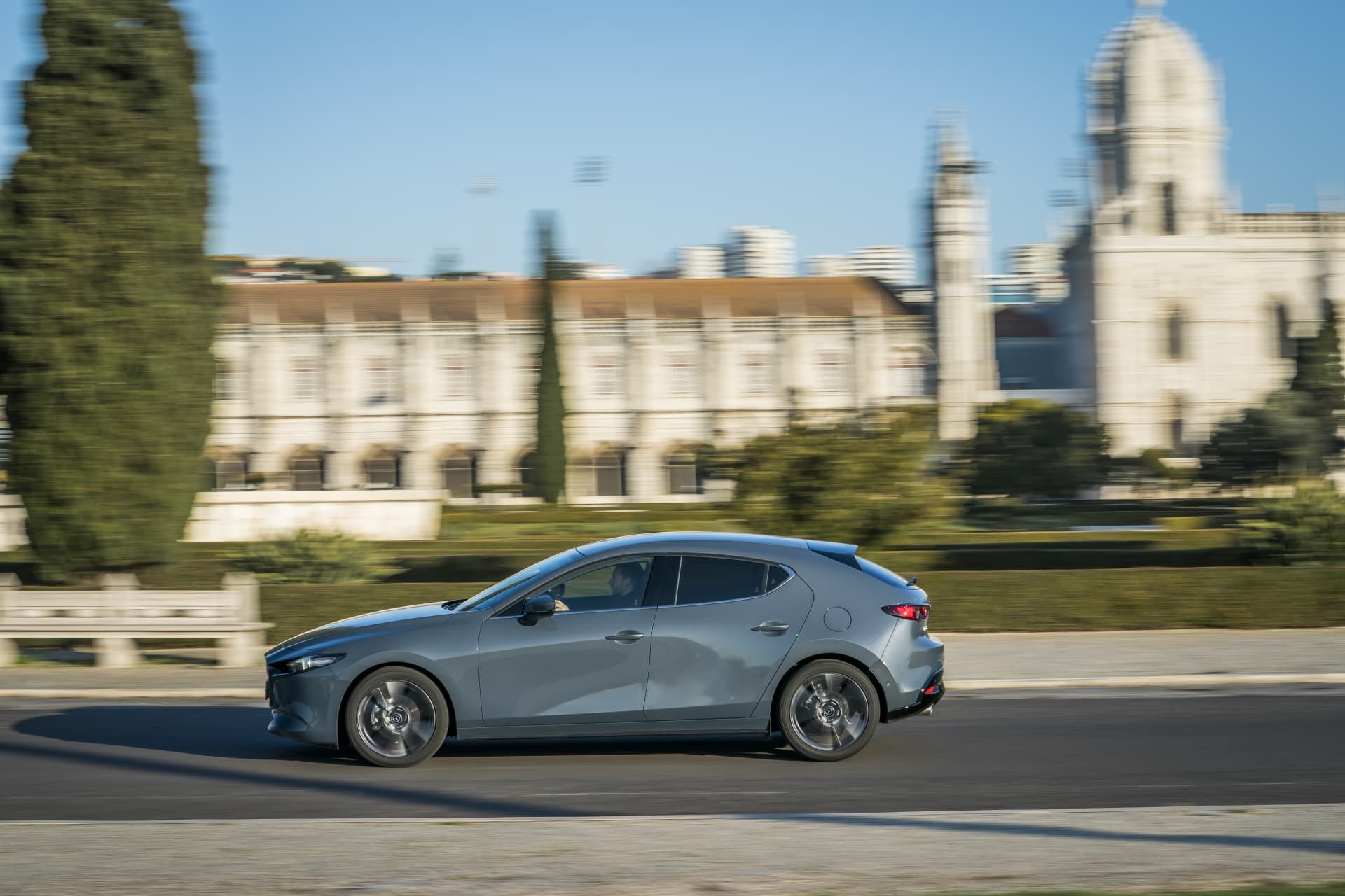Vista lateral en movimiento del Mazda 3, destacando su contexto y diseño.