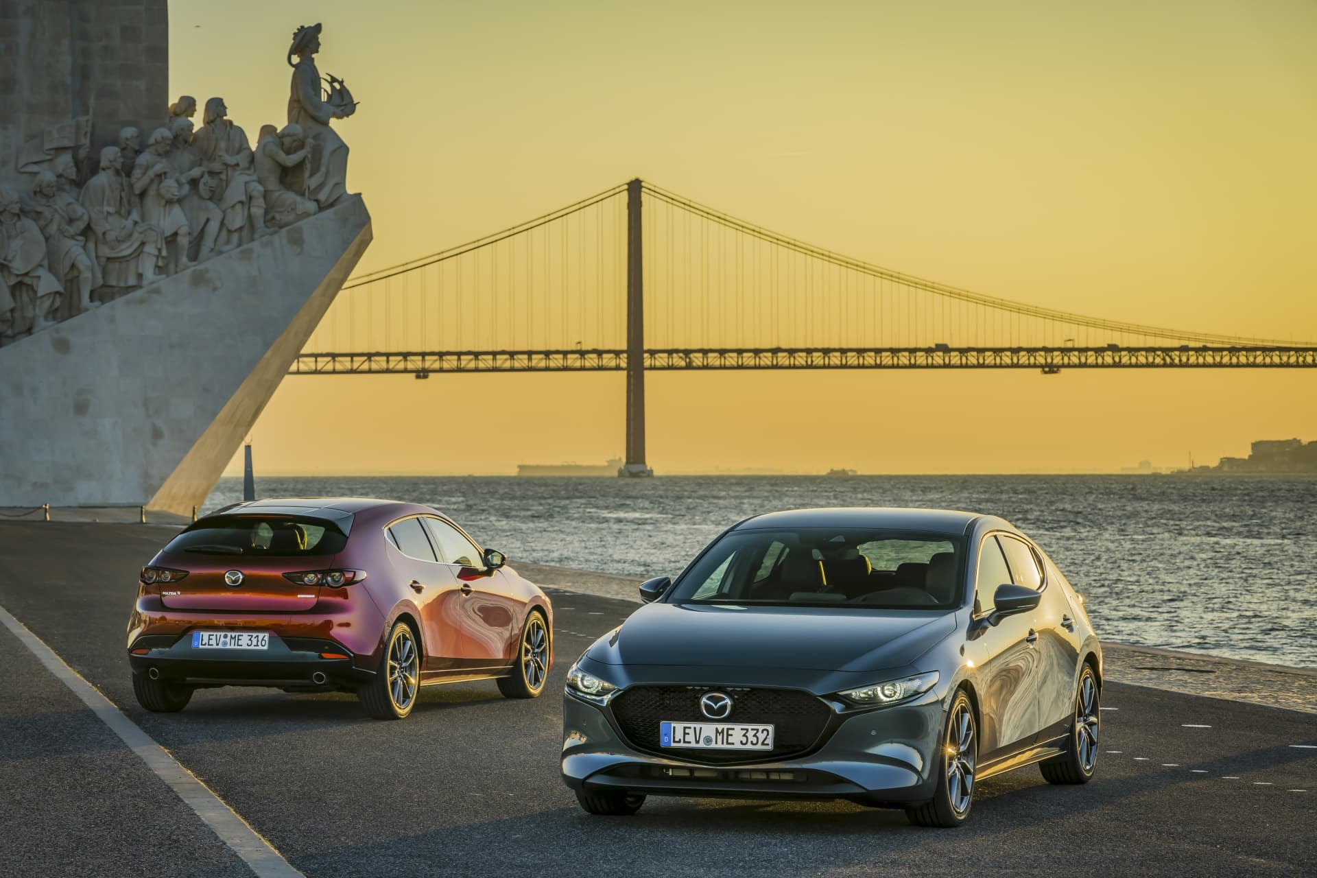 Imágenes de dos Mazda 3 con un imponente puente de fondo