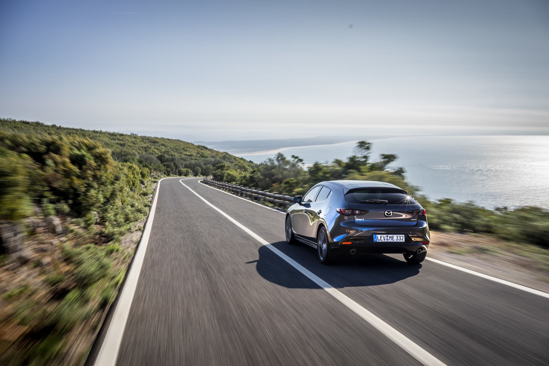 Mazda 3 capturado desde la parte trasera resaltando su agilidad y diseño.