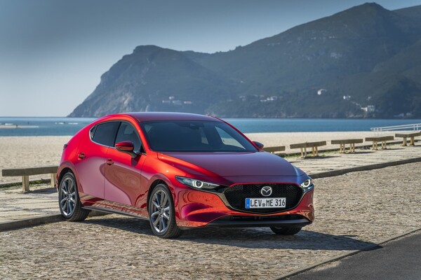 Silueta lateral del Mazda 3 con una pintoresca playa de fondo Silueta lateral del Mazda 3 con una pintoresca playa de fondo