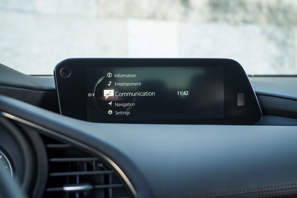 Pantalla táctil del Mazda 3, interfaz de usuario intuitiva y moderna Pantalla táctil del Mazda 3, interfaz de usuario intuitiva y moderna