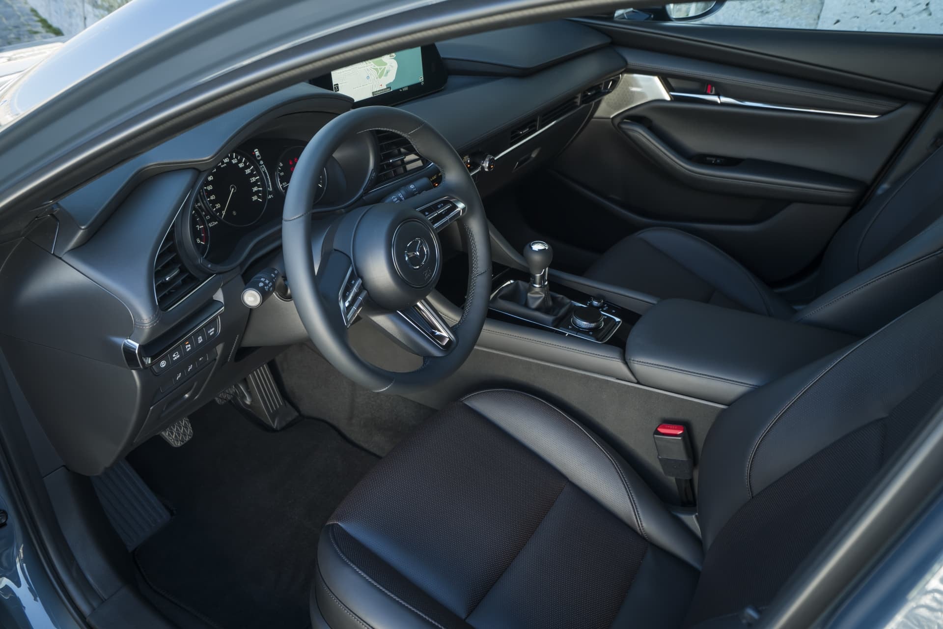 La cabina del Mazda 3 muestra un diseño ergonómico y materiales de calidad.
