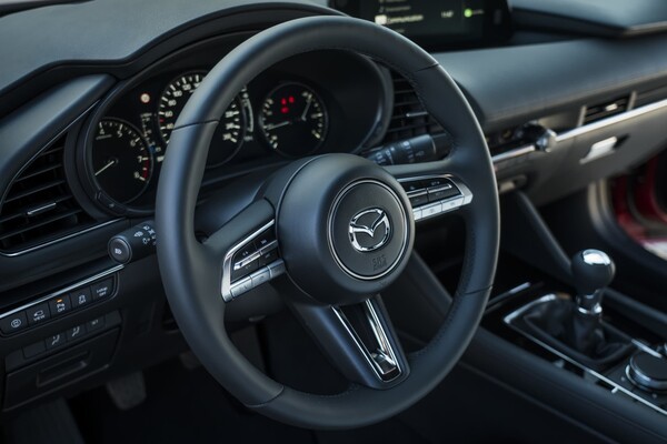 Volante e instrumentos del Mazda 3 con un acabado meticuloso Volante e instrumentos del Mazda 3 con un acabado meticuloso