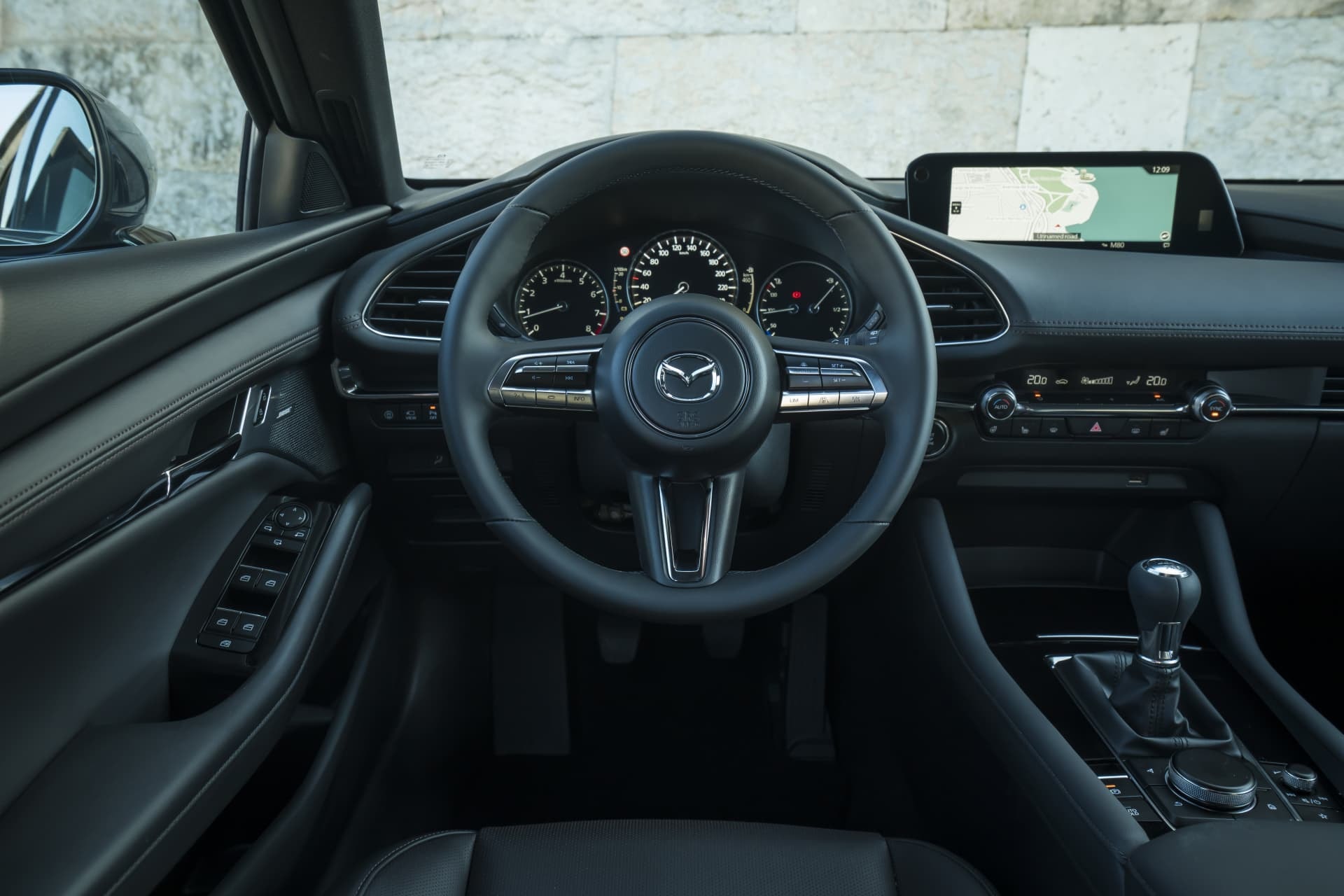 El volante y el cuadro de instrumentos del Mazda 3 destacan por su elegancia y funcionalidad.