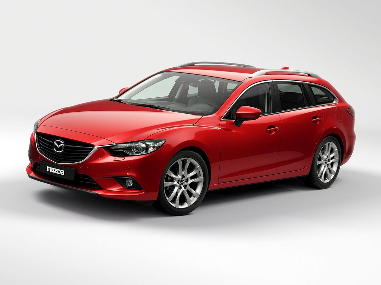 Imagen del Mazda 6 Wagon mostrando una perspectiva frontal y lateral.