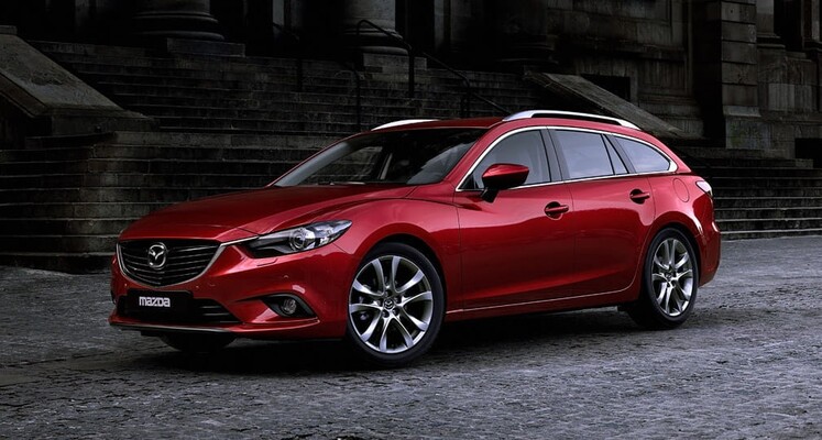 Vista lateral del Mazda 6 Wagon en rojo destacando su diseño aerodinámico.