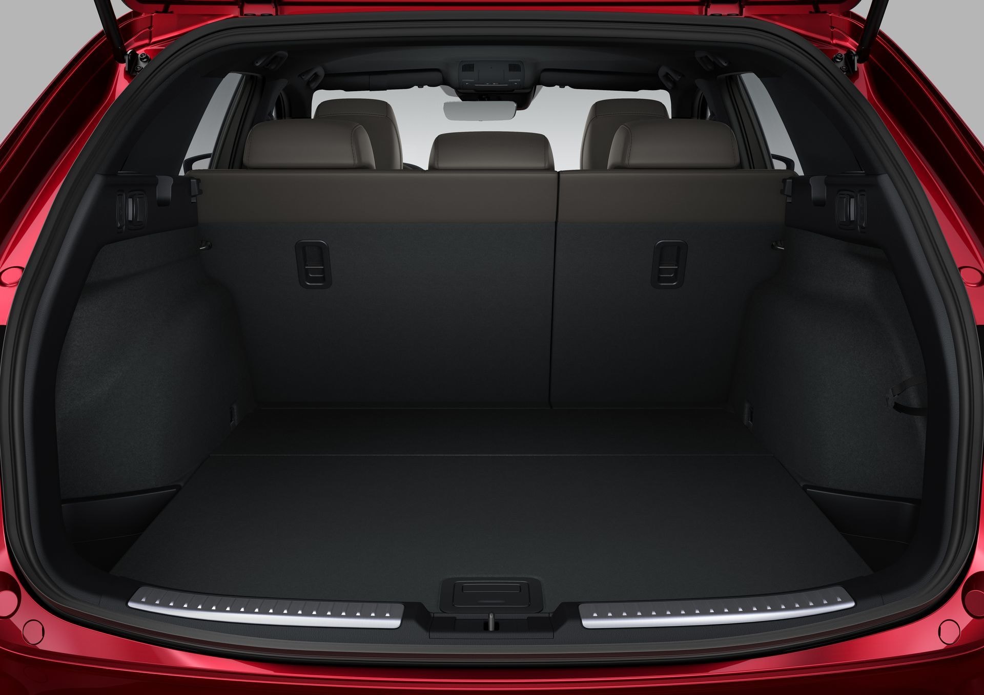 Espacioso maletero del Mazda 6, ideal para equipaje familiar.