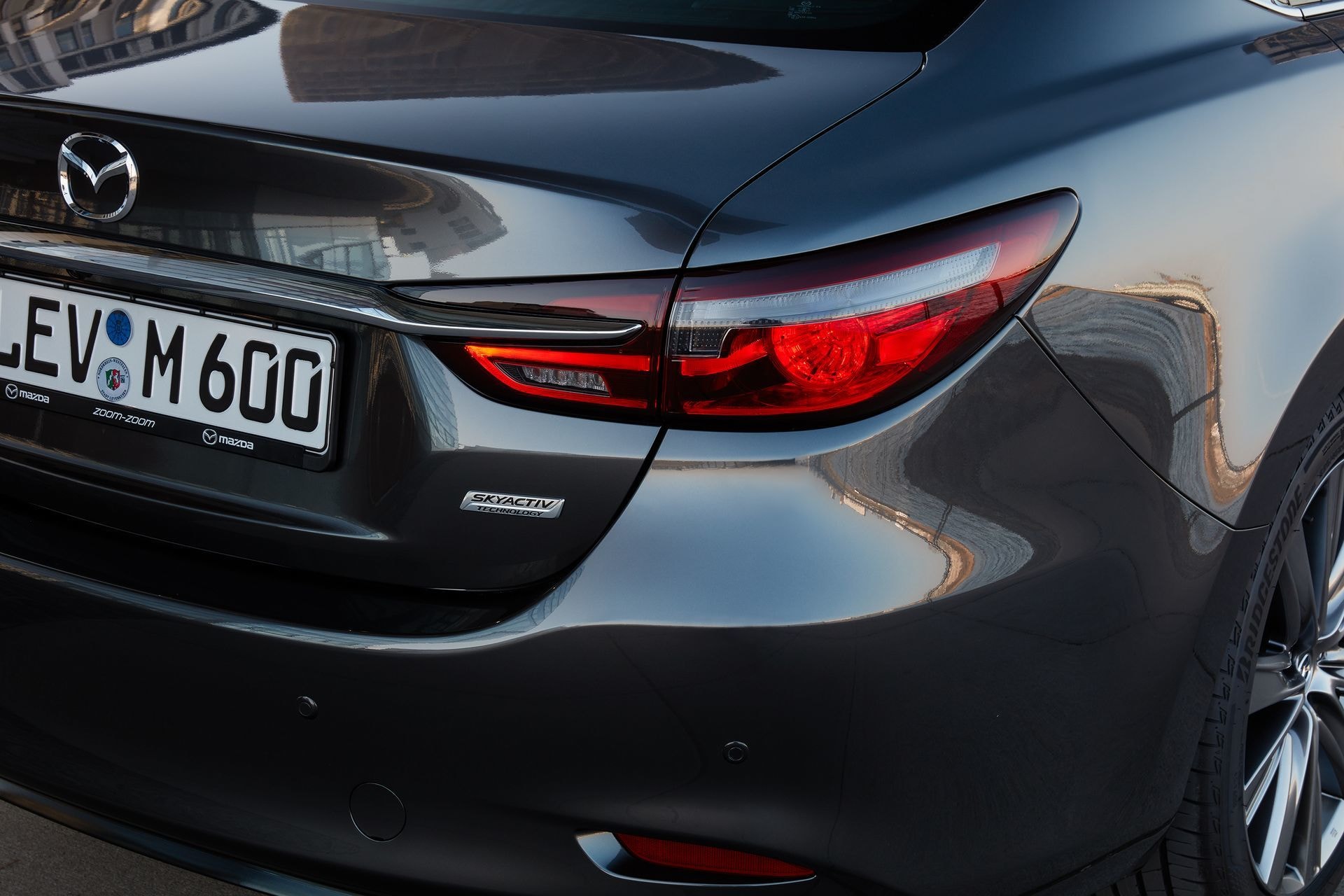 Imagen detallada de la parte trasera del Mazda 6 destacando el diseño de sus luces.