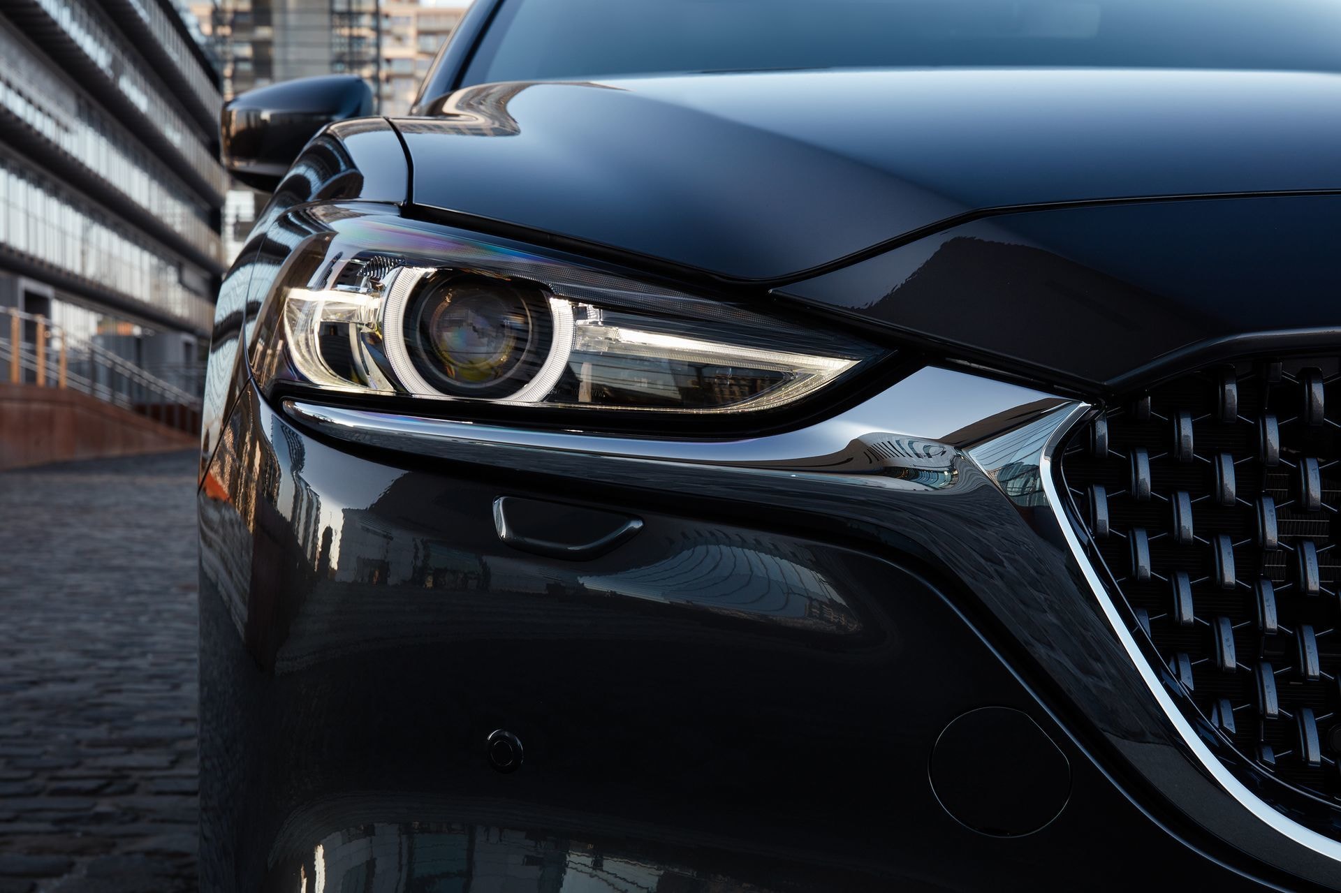 Primer plano del faro delantero del Mazda 6, evidenciando el diseño de iluminación.