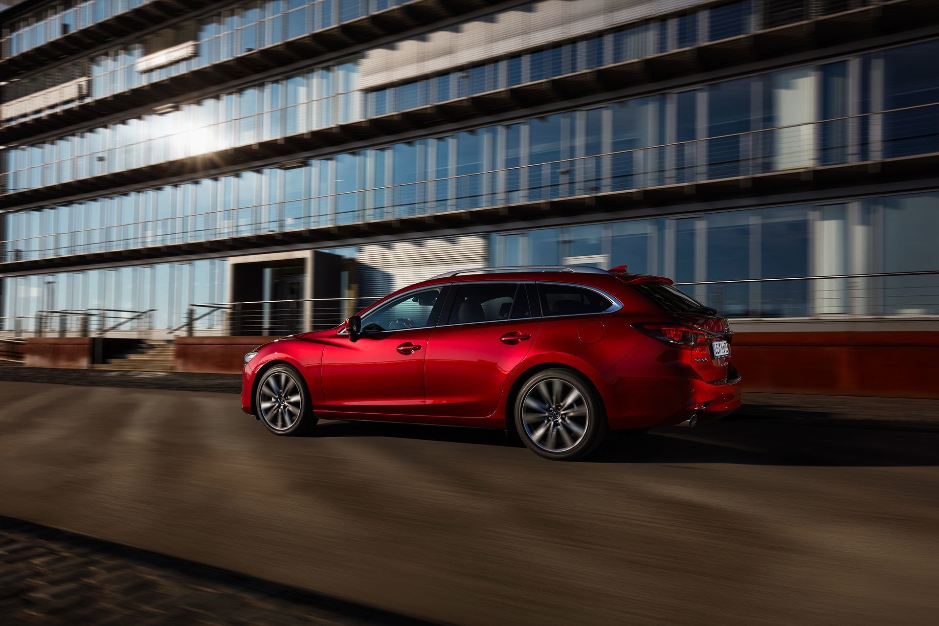 Vista lateral del Mazda 6 Wagon que muestra su línea esbelta.