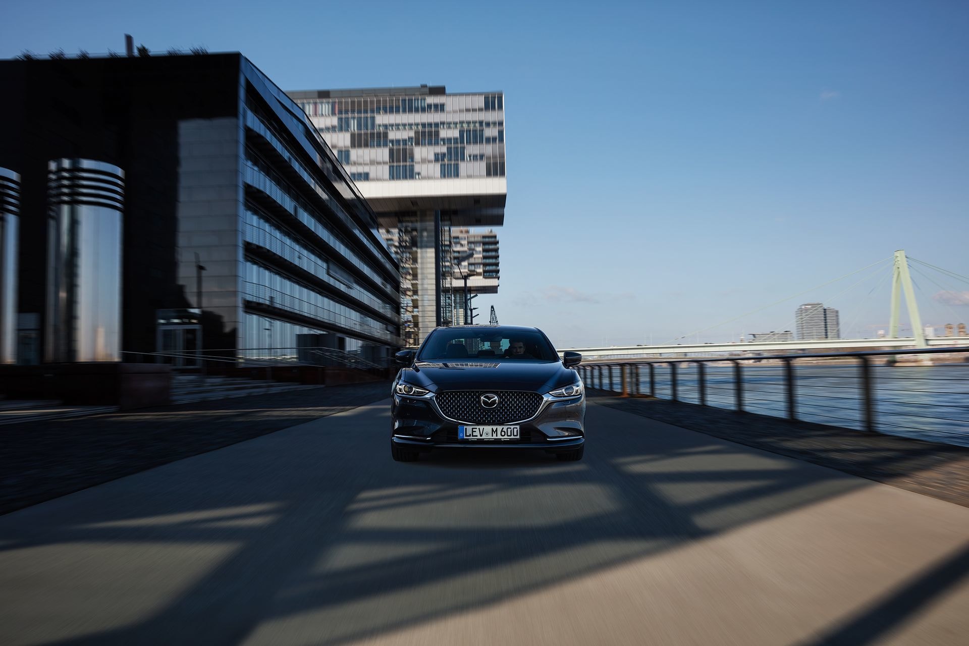 Perspectiva frontal del Mazda 6 en movimiento, transmitiendo dinamismo.