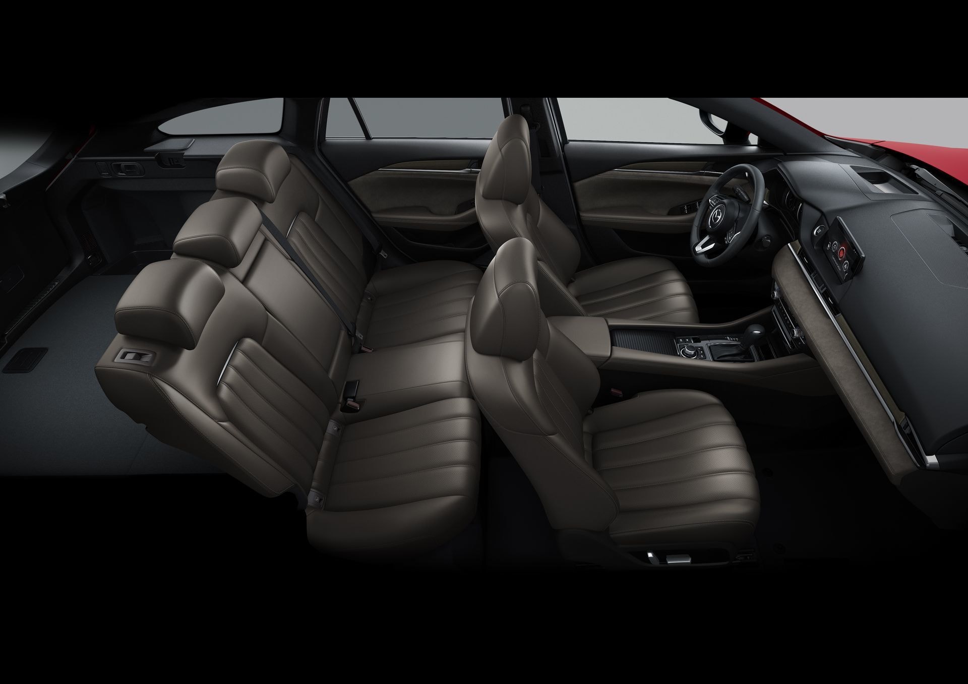 Vista interna del Mazda 6 destacando su espacio y acabados en asientos.