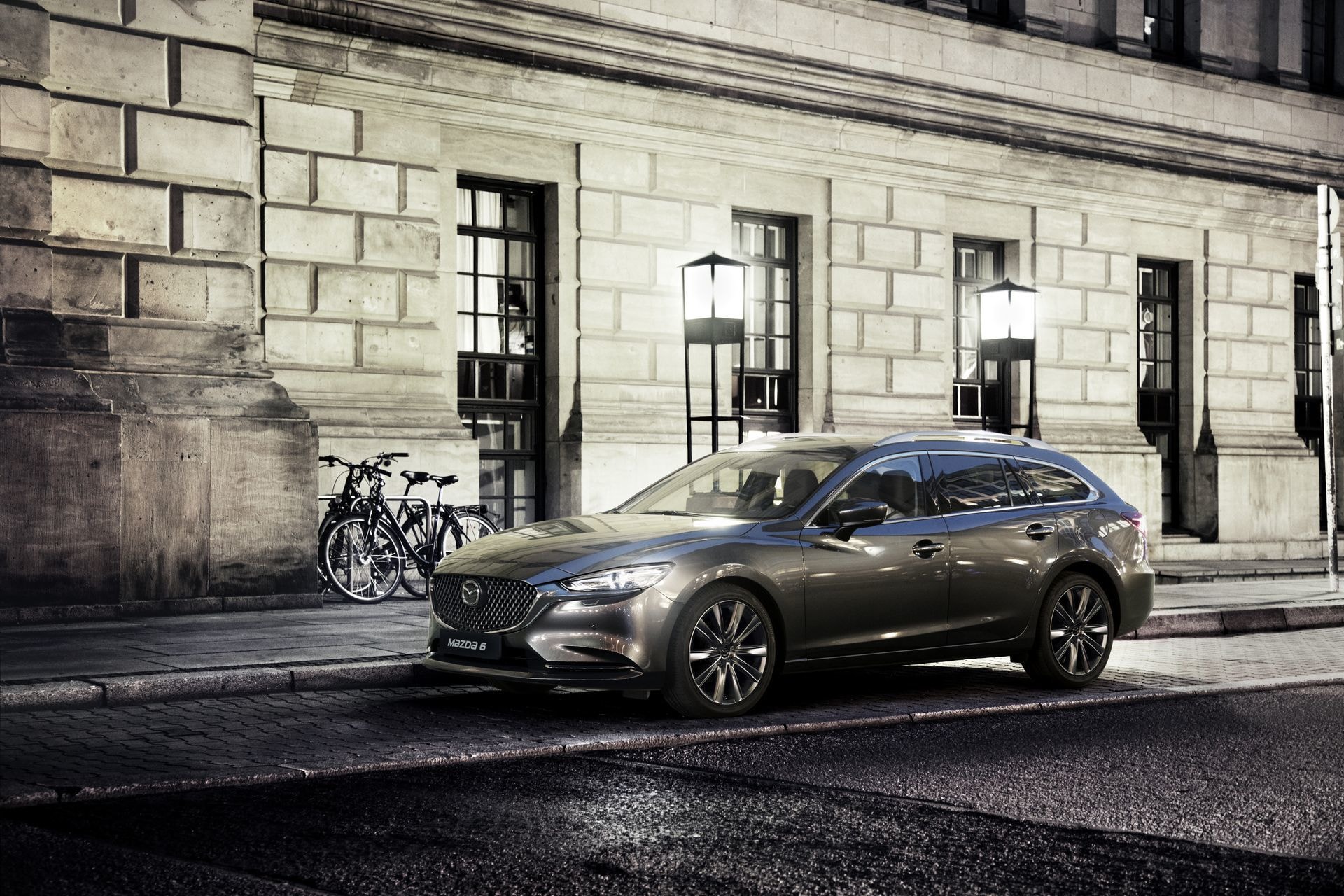Imagen del Mazda 6 en una calle, resalta su diseño lateral y llantas.