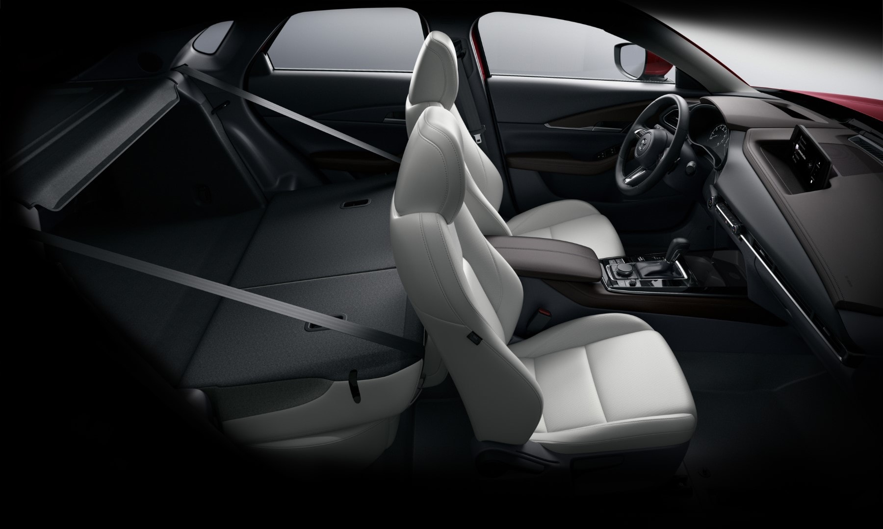 Visualización de los asientos traseros y el espacio disponible para pasajeros en el Mazda CX-30.