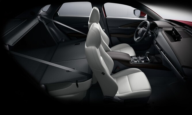 Visualización de los asientos traseros y el espacio disponible para pasajeros en el Mazda CX-30. Visualización de los asientos traseros y el espacio disponible para pasajeros en el Mazda CX-30.