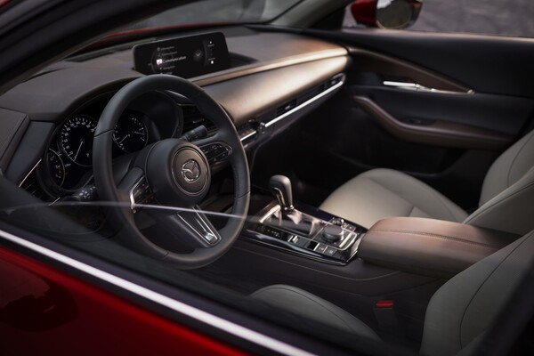 Elegante diseño interior con materiales premium y acabados cuidados del Mazda CX-30. Elegante diseño interior con materiales premium y acabados cuidados del Mazda CX-30.