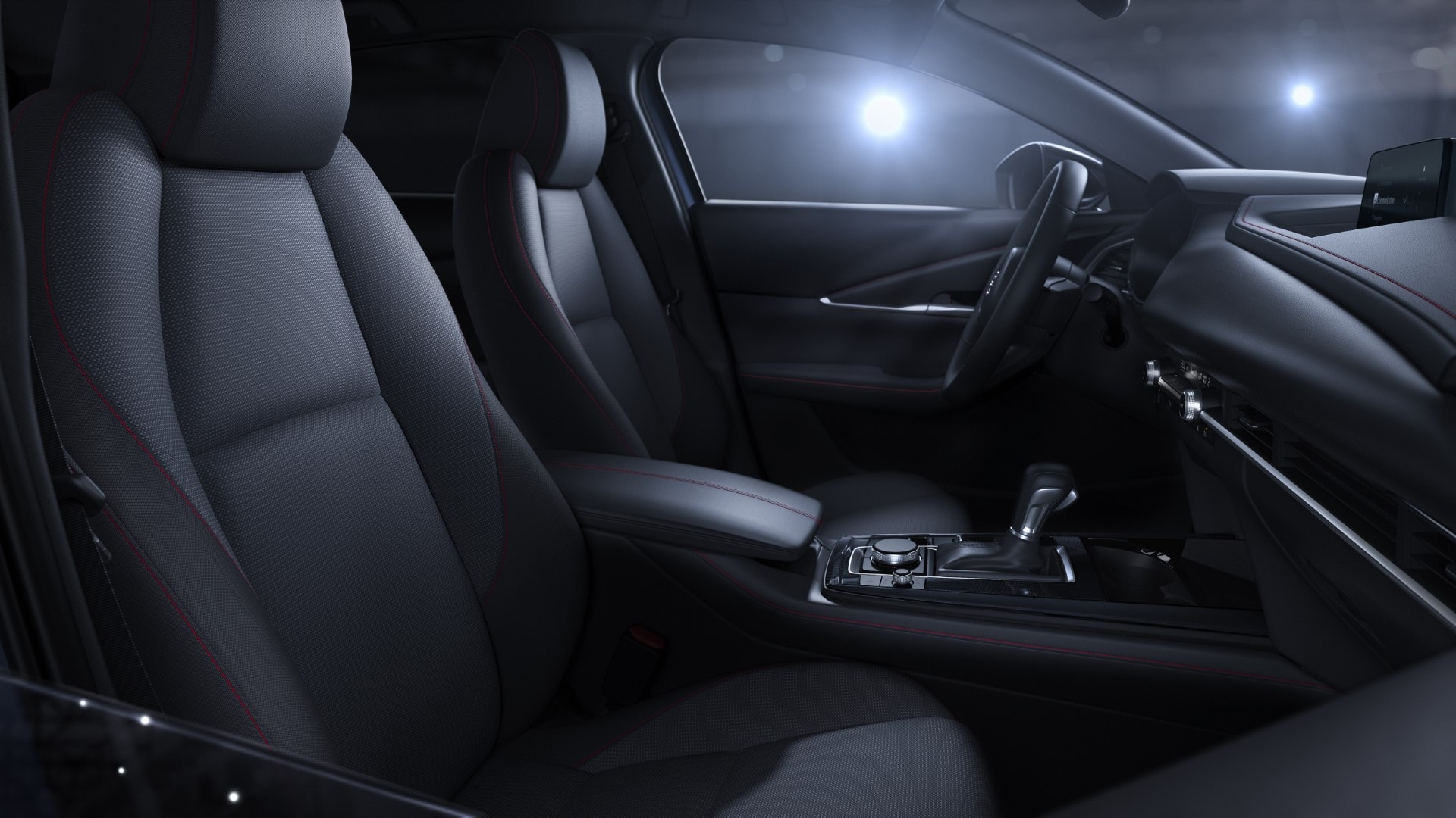 Vista nocturna del habitáculo que destaca la calidad de acabados y comodidad de los asientos.