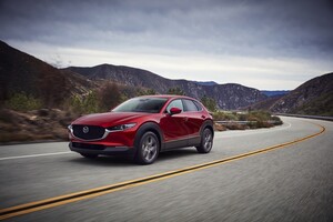 Mazda CX-30 en carretera destaca por su silueta dinámica y elegante. Mazda CX-30 en carretera destaca por su silueta dinámica y elegante.