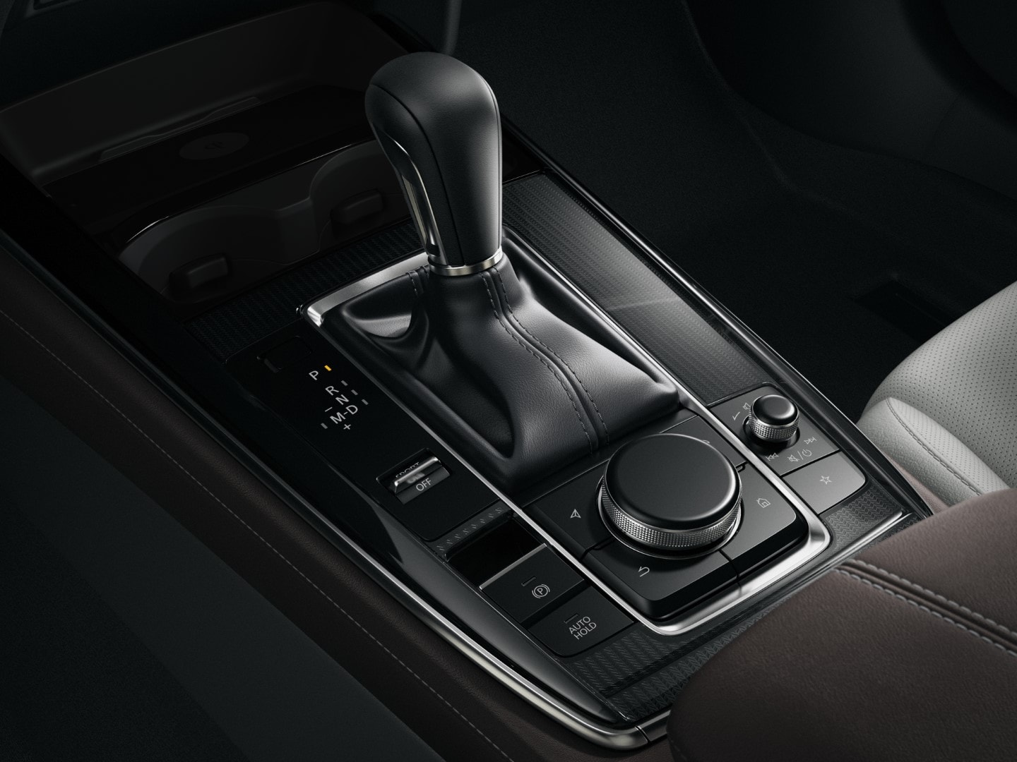 Consola central con cambio automático y controles intuitivos en Mazda CX-30.