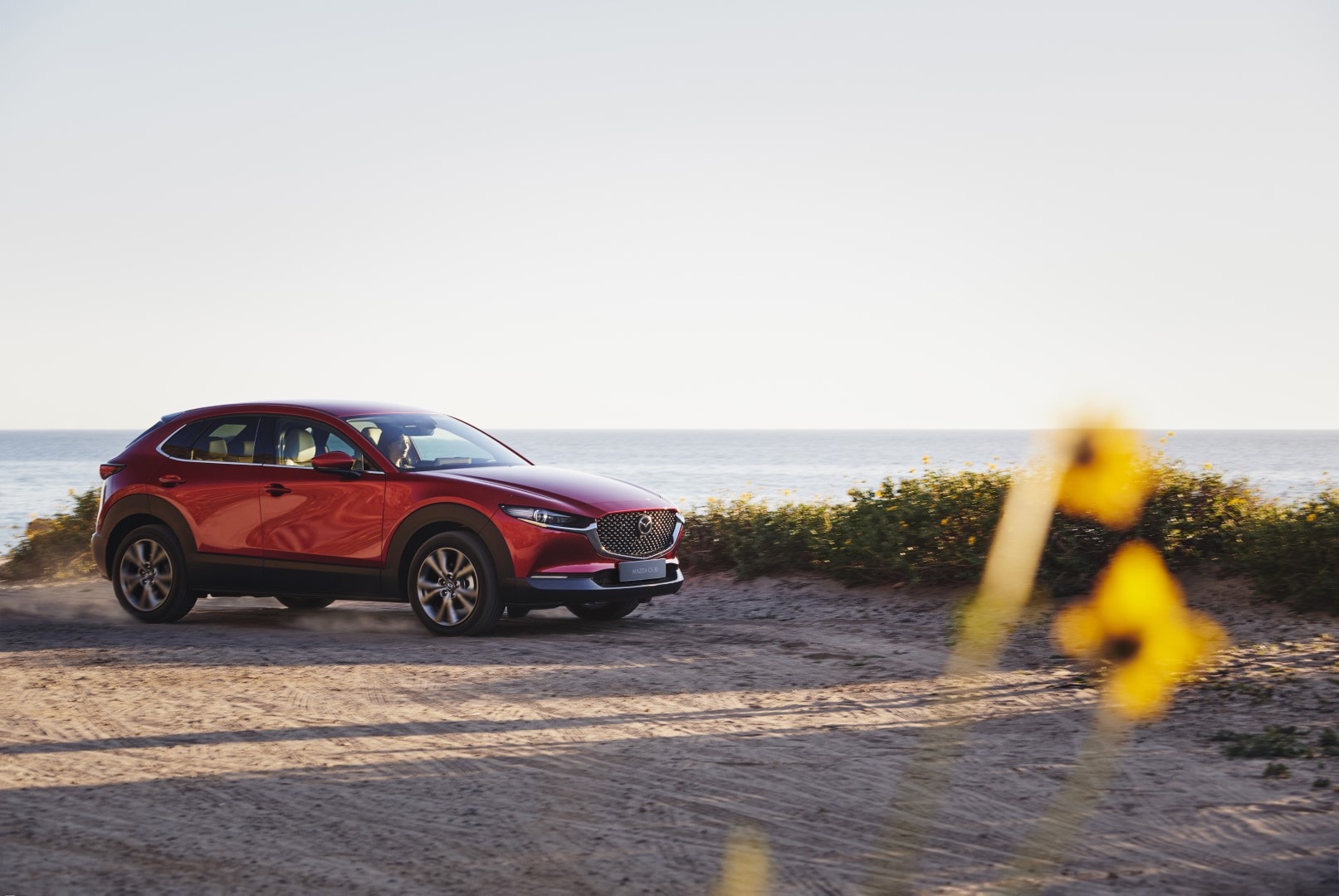 Mazda CX-30 en sintonía con su entorno, una imagen que respira tranquilidad y libertad.