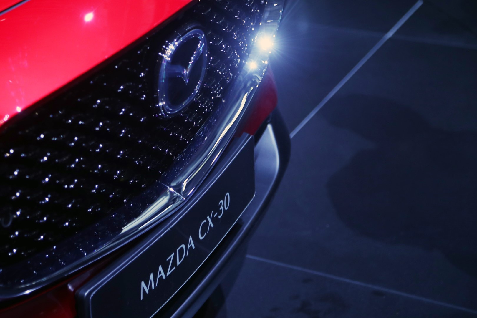 Acercamiento a los detalles de la iluminación frontal del Mazda CX-30.