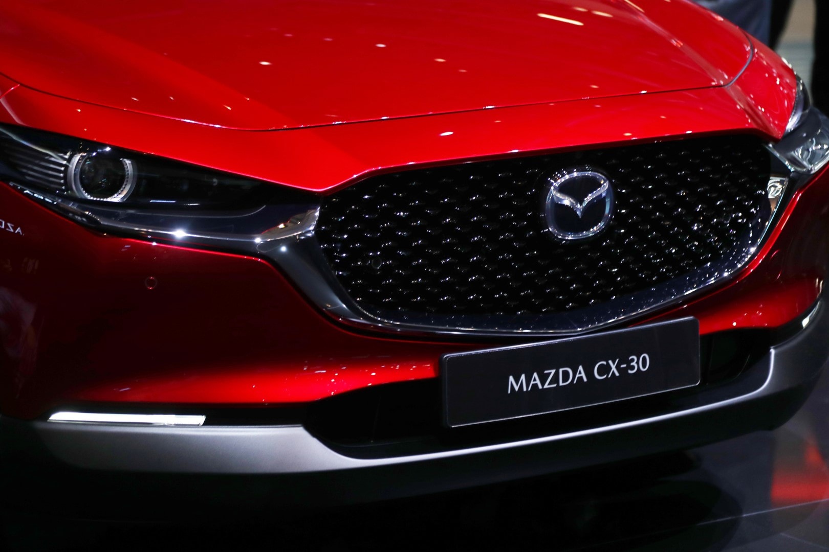 Imagen detallada de la parrilla y el emblema Mazda en el Mazda CX-30.