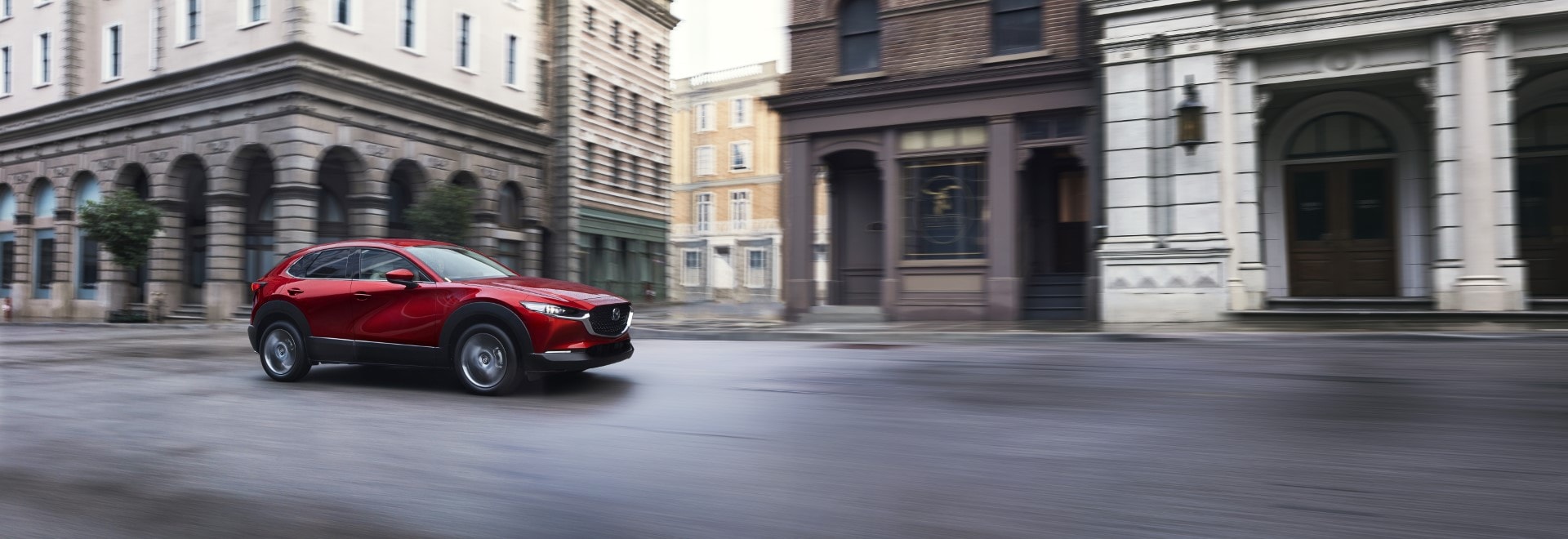 El Mazda CX-30 capturado en movimiento, representando energía y dinamismo urbano.