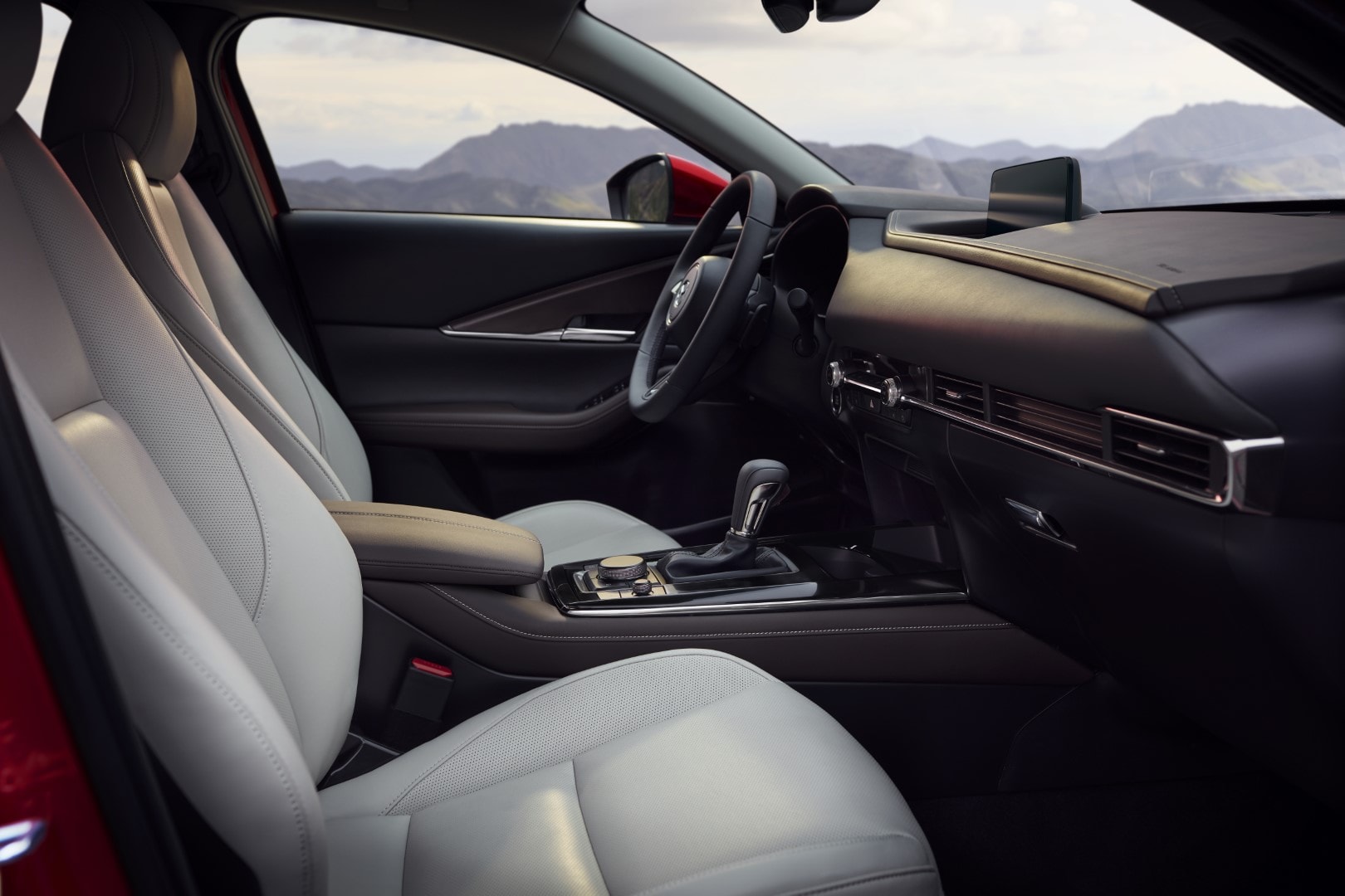 Amplitud y confort definen el espacio interior del Mazda CX-30, con una ergonomía pensada para el conductor.