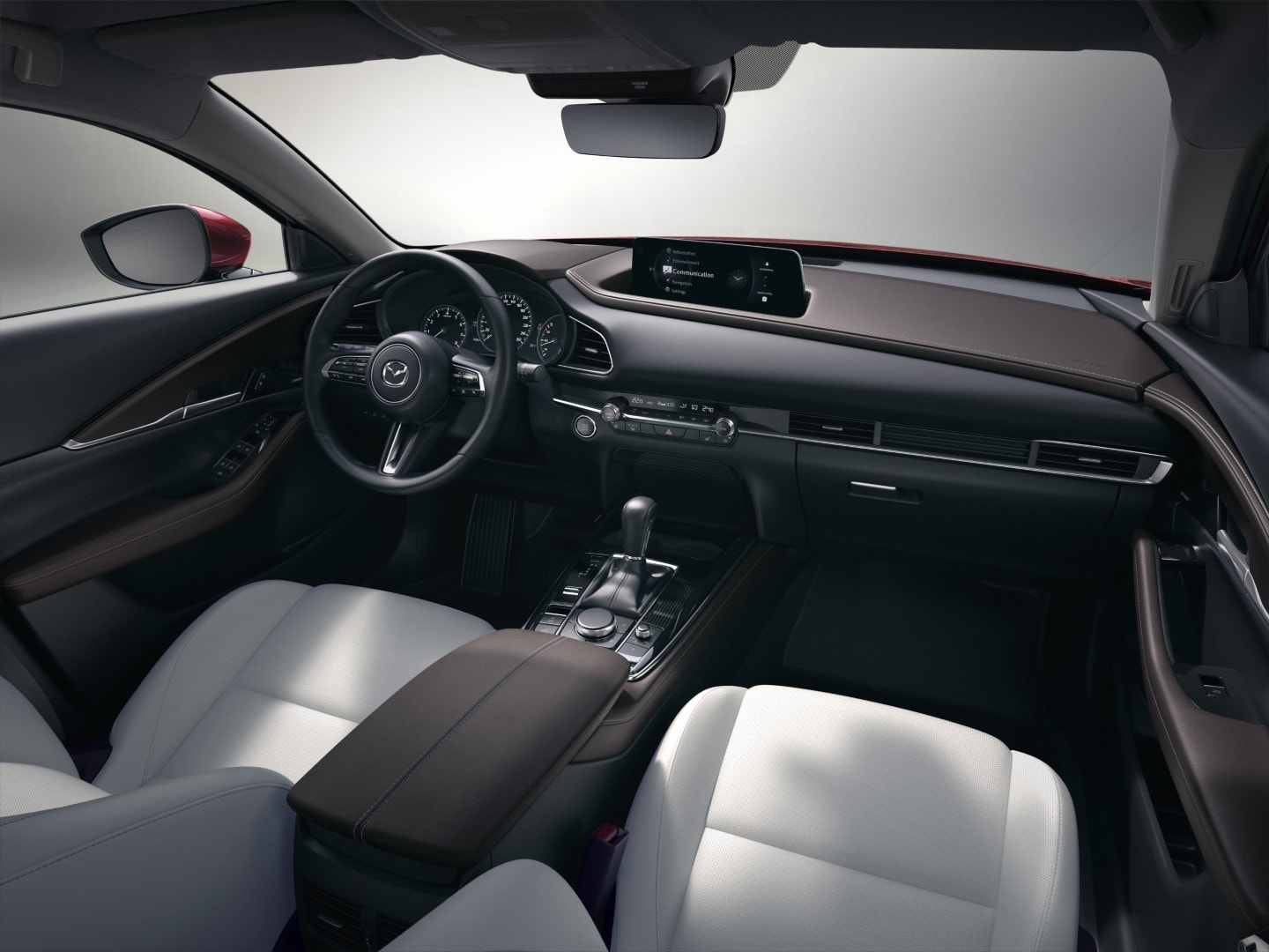 Amplia vista de la cabina del Mazda CX-30 que destaca su confort y diseño contemporáneo.