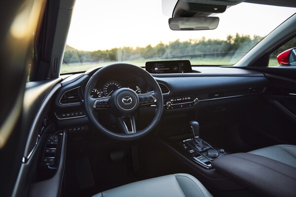Puesto de conducción del Mazda CX-30, que muestra un diseño centrado en la ergonomía y la funcionalidad. Puesto de conducción del Mazda CX-30, que muestra un diseño centrado en la ergonomía y la funcionalidad.