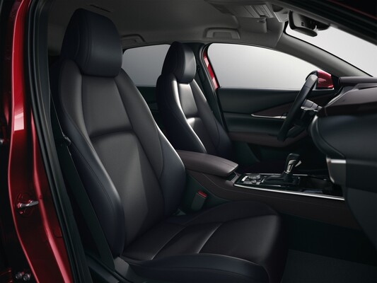 Asientos de cuero con acabados premium del Mazda CX-30. Asientos de cuero con acabados premium del Mazda CX-30.