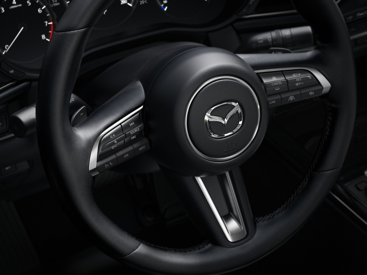 Volante multifunción con mandos integrados en Mazda CX-30 para un control total.