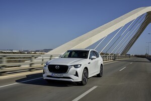 Dinamismo y elegancia sobresalen en esta toma del CX-60 en movimiento. Dinamismo y elegancia sobresalen en esta toma del CX-60 en movimiento.
