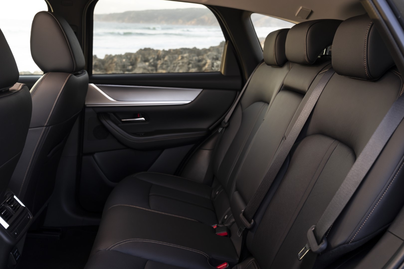 Asientos traseros del Mazda CX-60 que destacan por su confort y acabados premium.