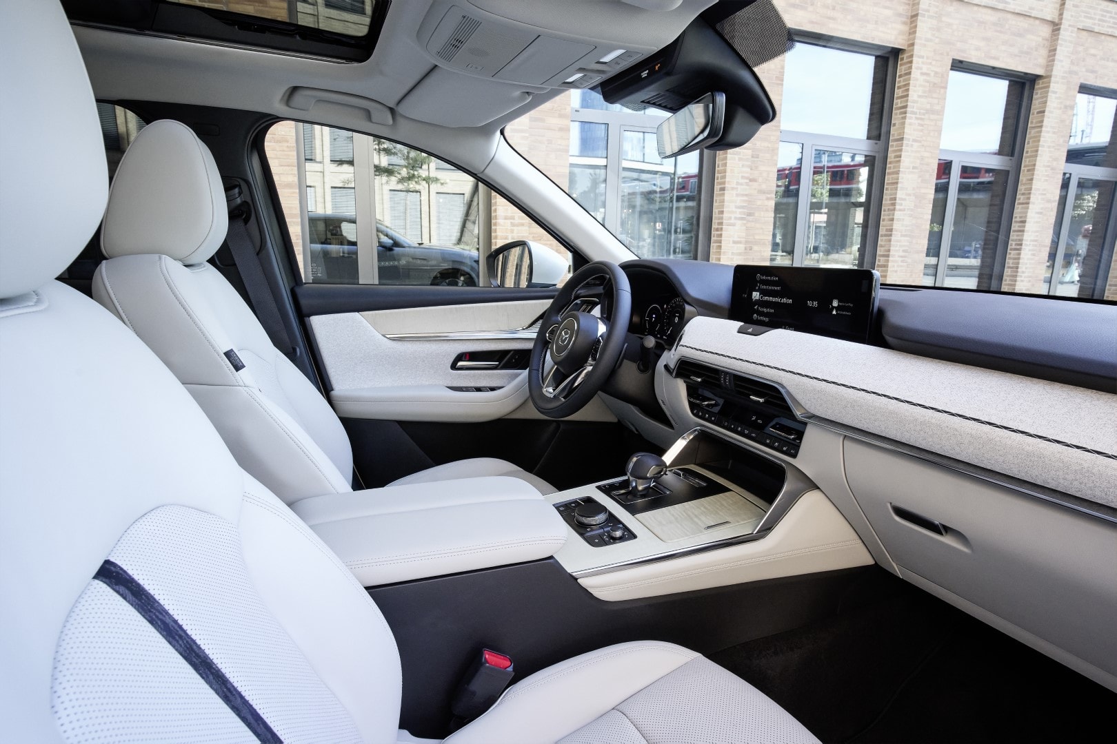 Cabina y asientos delanteros del Mazda CX-60 con acabados premium.