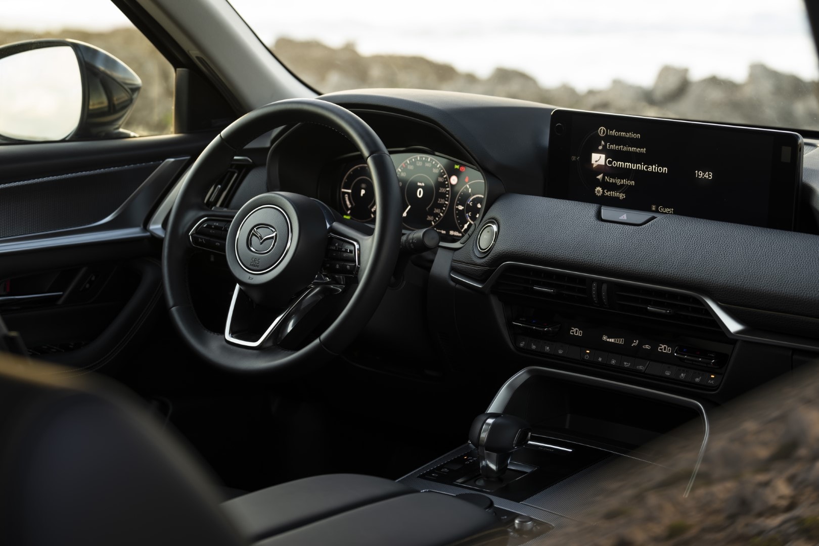 Cockpit del Mazda CX-60 con un diseño contemporáneo y tecnología avanzada.