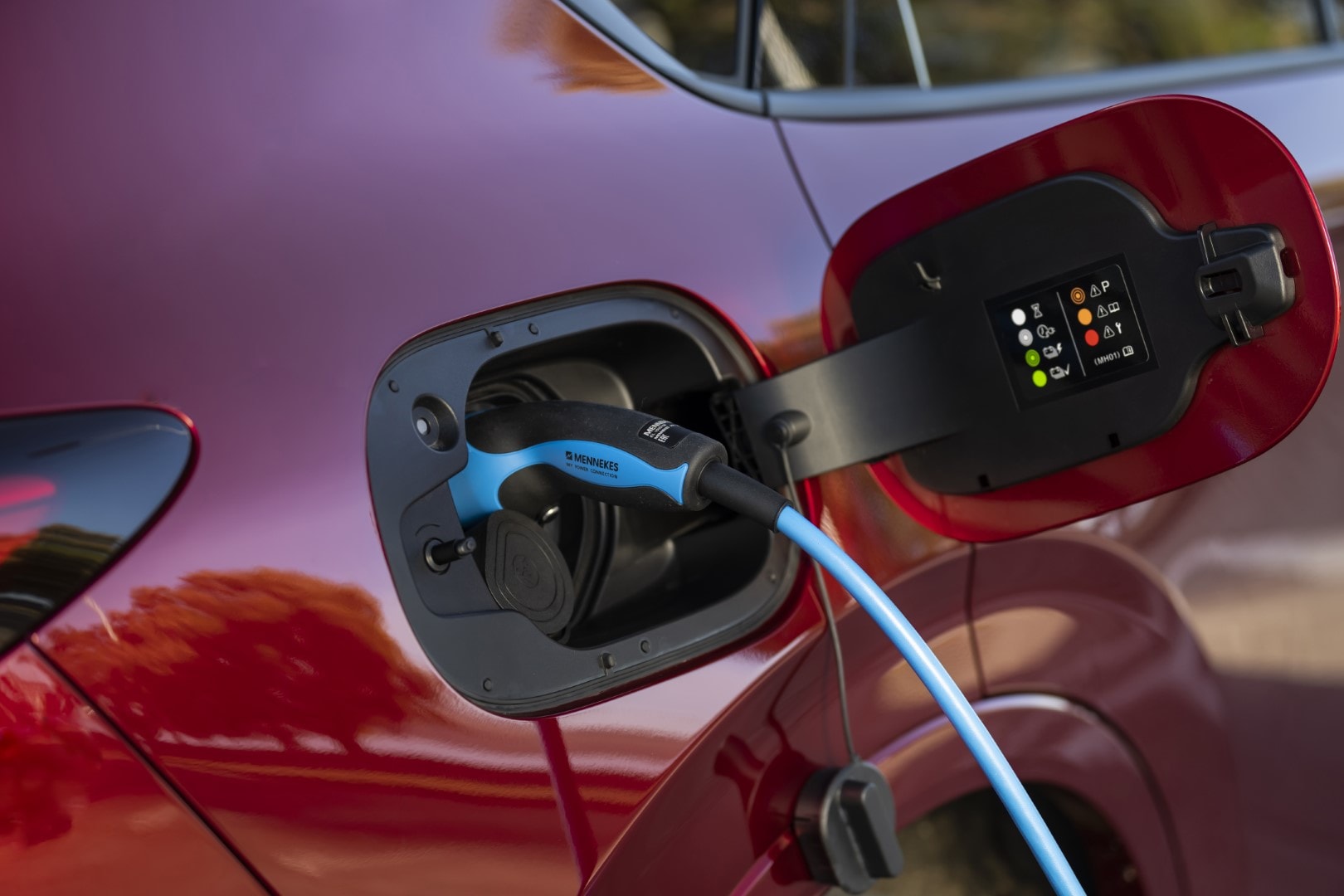 Toma de carga del Mazda CX-60, un detalle crucial en la era de la movilidad sostenible.