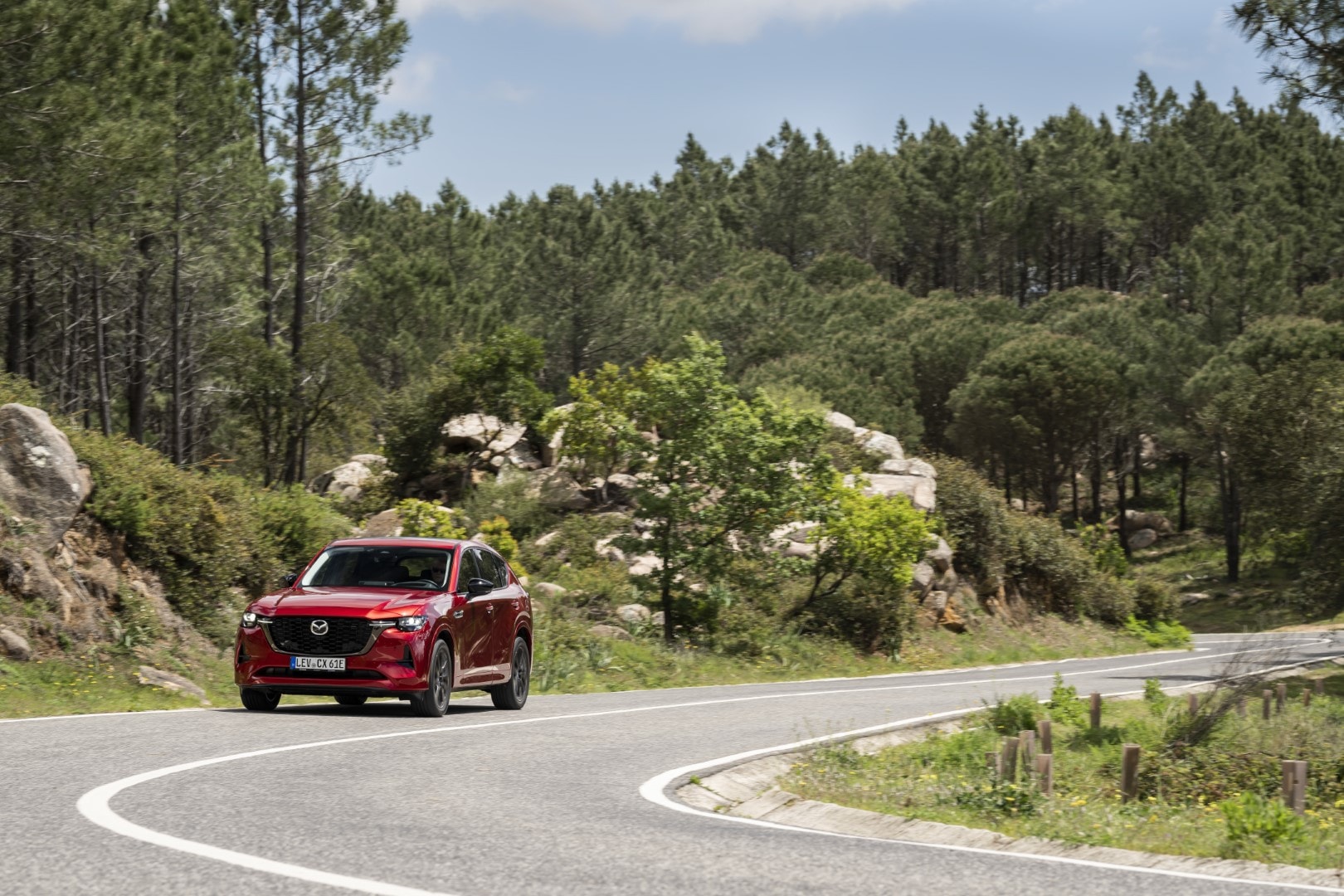 Mazda CX-60 en su hábitat natural, destacando su perfil lateral.