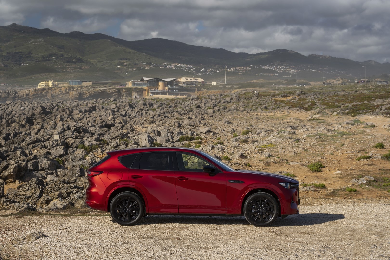 Perfil robusto y elegante del Mazda CX-60, reflejando su carácter aventurero.