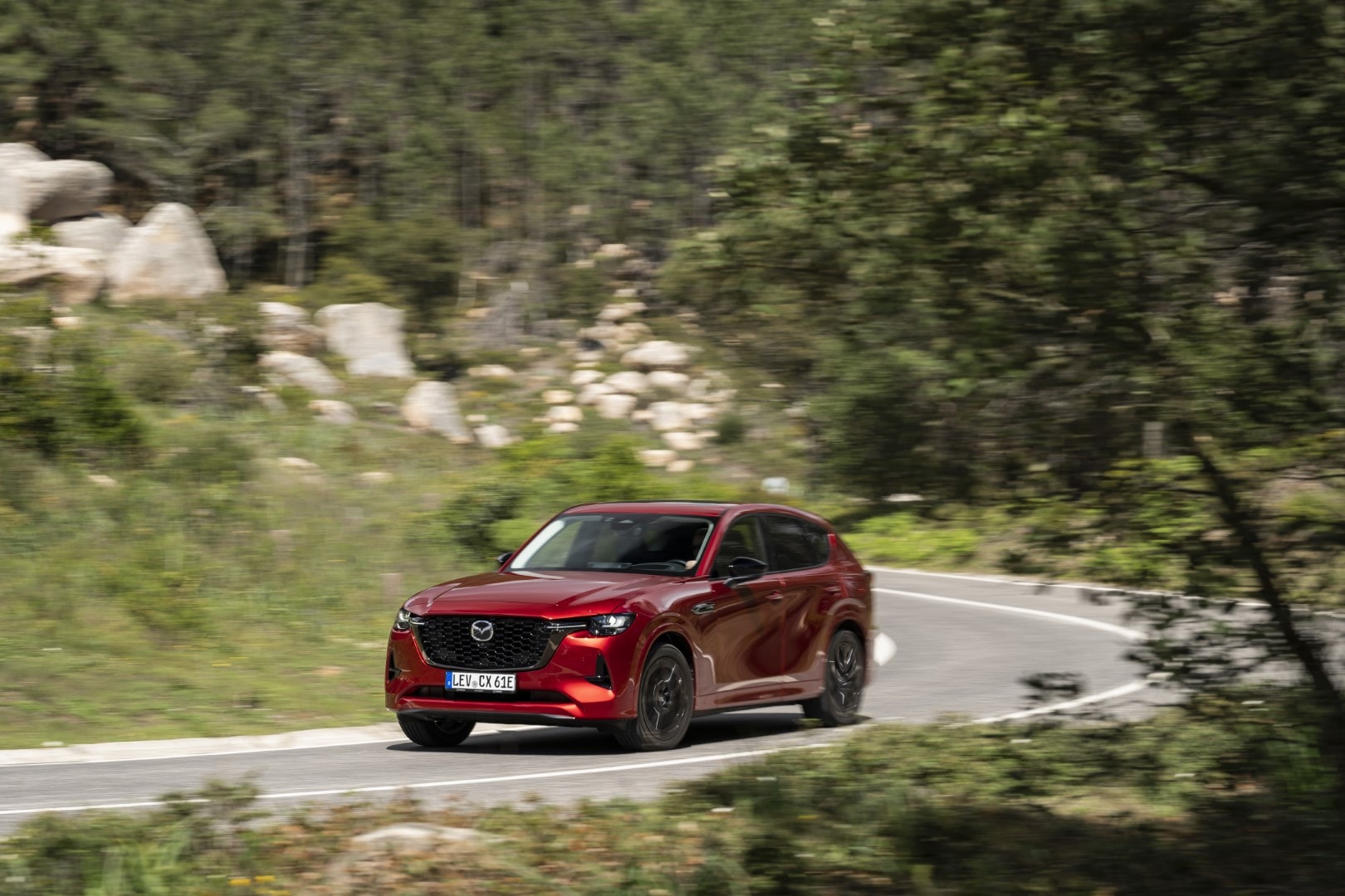 Vista dinámica del Mazda CX-60 enfatizando su diseño frontal y línea lateral.