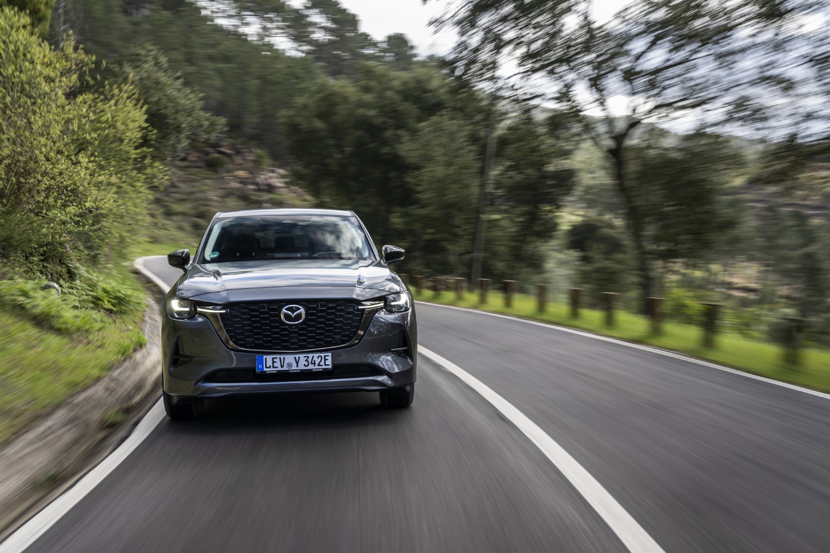 Vista frontal en movimiento que resalta la estética y dinamismo del Mazda CX-60.