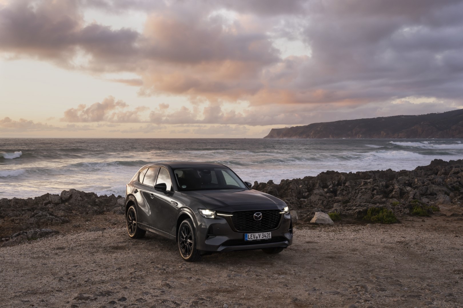 Vista lateral con enfoque frontal que muestra la elegancia y líneas del Mazda CX-60.