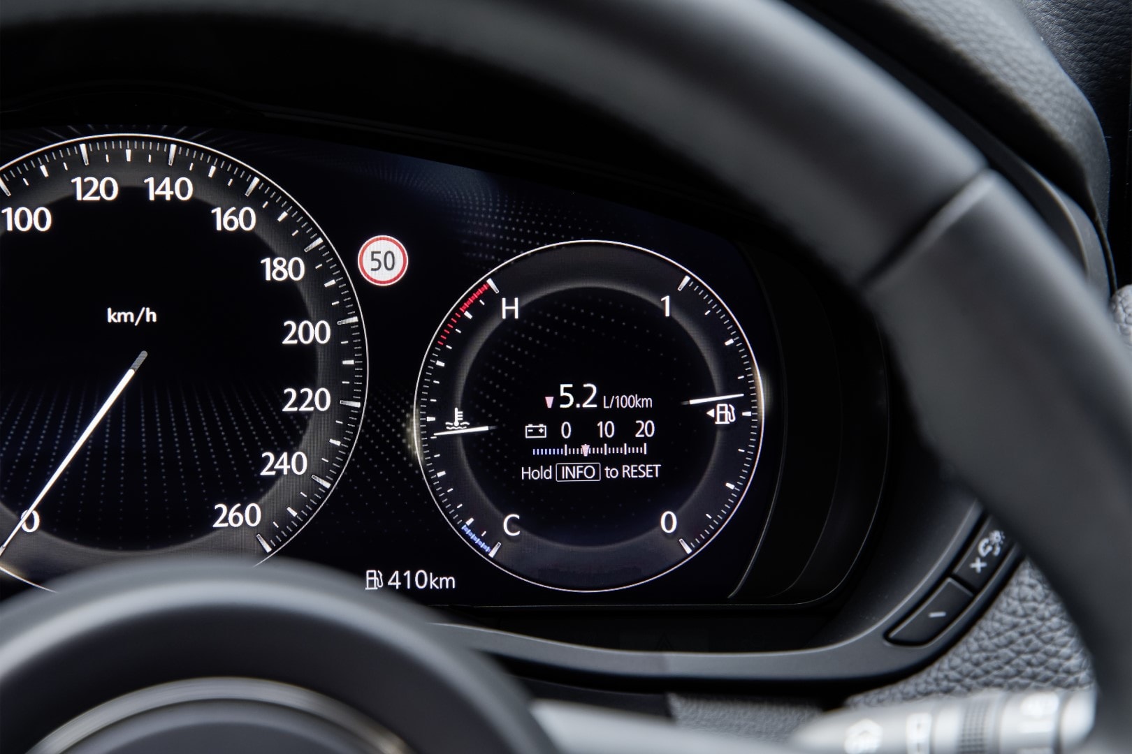 Instrumentación digital del Mazda CX-60 con información clara y precisa.